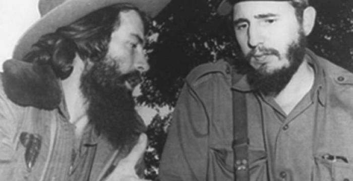 Fidel pronuncia un discurso en la concentración popular en la Plaza Cívica, hoy Plaza de la Revolución, a su llegada de una gira por EE.UU., Canadá, Brasil, Argentina y Uruguay. Lo acompañan los comandantes Ernesto Guevara y Camilo Cienfuegos, el 8 de mayo de 1959. /Sitio Fidel Soldado de las Ideas. Fidel pronuncia un discurso en la concentración popular en la Plaza Cívica, hoy Plaza de la Revolución, a su llegada de una gira por EE.UU., Canadá, Brasil, Argentina y Uruguay. Lo acompañan los comandantes Ernesto Guevara y Camilo Cienfuegos, el 8 de mayo de 1959. /Sitio Fidel Soldado de las Ideas.