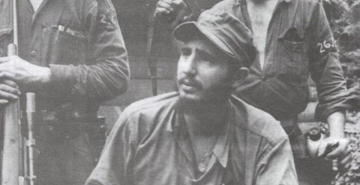 Fidel pronuncia un discurso en la concentración popular en la Plaza Cívica, hoy Plaza de la Revolución, a su llegada de una gira por EE.UU., Canadá, Brasil, Argentina y Uruguay. Lo acompañan los comandantes Ernesto Guevara y Camilo Cienfuegos, el 8 de mayo de 1959. /Sitio Fidel Soldado de las Ideas. Fidel pronuncia un discurso en la concentración popular en la Plaza Cívica, hoy Plaza de la Revolución, a su llegada de una gira por EE.UU., Canadá, Brasil, Argentina y Uruguay. Lo acompañan los comandantes Ernesto Guevara y Camilo Cienfuegos, el 8 de mayo de 1959. /Sitio Fidel Soldado de las Ideas.