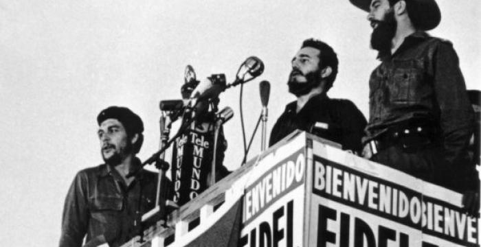 Fidel pronuncia un discurso en la concentración popular en la Plaza Cívica, hoy Plaza de la Revolución, a su llegada de una gira por EE.UU., Canadá, Brasil, Argentina y Uruguay. Lo acompañan los comandantes Ernesto Guevara y Camilo Cienfuegos, el 8 de mayo de 1959. /Sitio Fidel Soldado de las Ideas. Fidel pronuncia un discurso en la concentración popular en la Plaza Cívica, hoy Plaza de la Revolución, a su llegada de una gira por EE.UU., Canadá, Brasil, Argentina y Uruguay. Lo acompañan los comandantes Ernesto Guevara y Camilo Cienfuegos, el 8 de mayo de 1959. /Sitio Fidel Soldado de las Ideas.