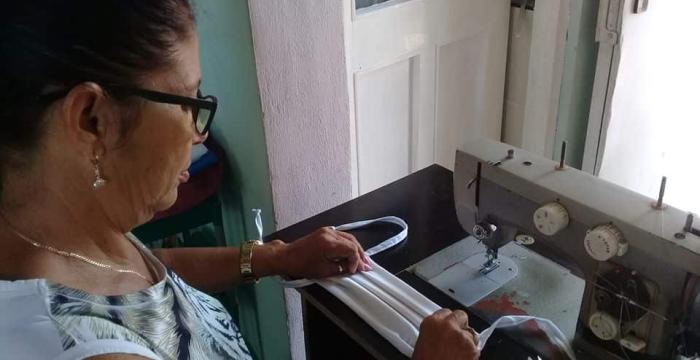 En fotos, cómo los tribunales cubanos previenen el nuevo coronavirus Familiares de los trabajadores también aportan en la batalla contra el nuevo coronavirus, mediante la confección de nasobucos. Foto: Cortesía del Tribunal Provincial Popular de Matanzas
