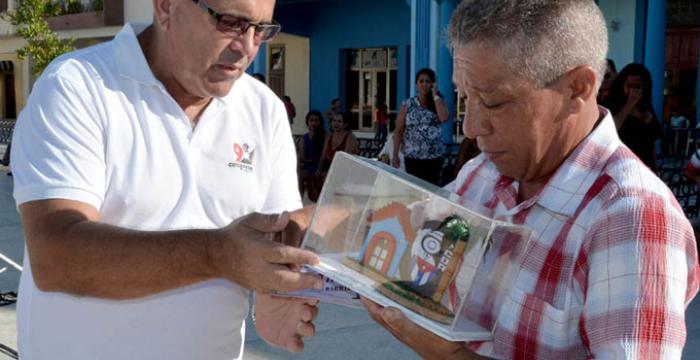 Juez bayamés recibe premio comunitario-1 Juez bayamés recibe premio comunitario-1