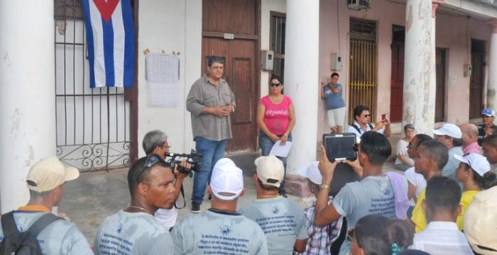 Vecinos del territorio develan la tarja Vecinos del territorio develan la tarja